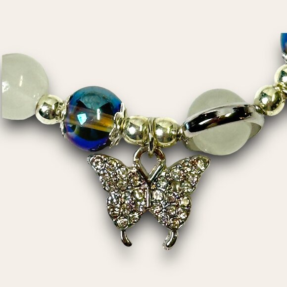 White Beaded Bracelet With Rhinestone Butterfly Charm & Blue Accent Beads Elasti - Picture 2 of 3